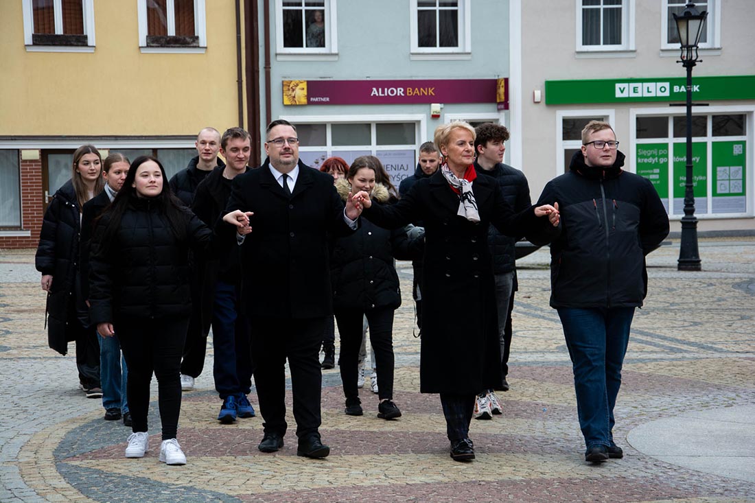 TANECZNY KOROWÓD