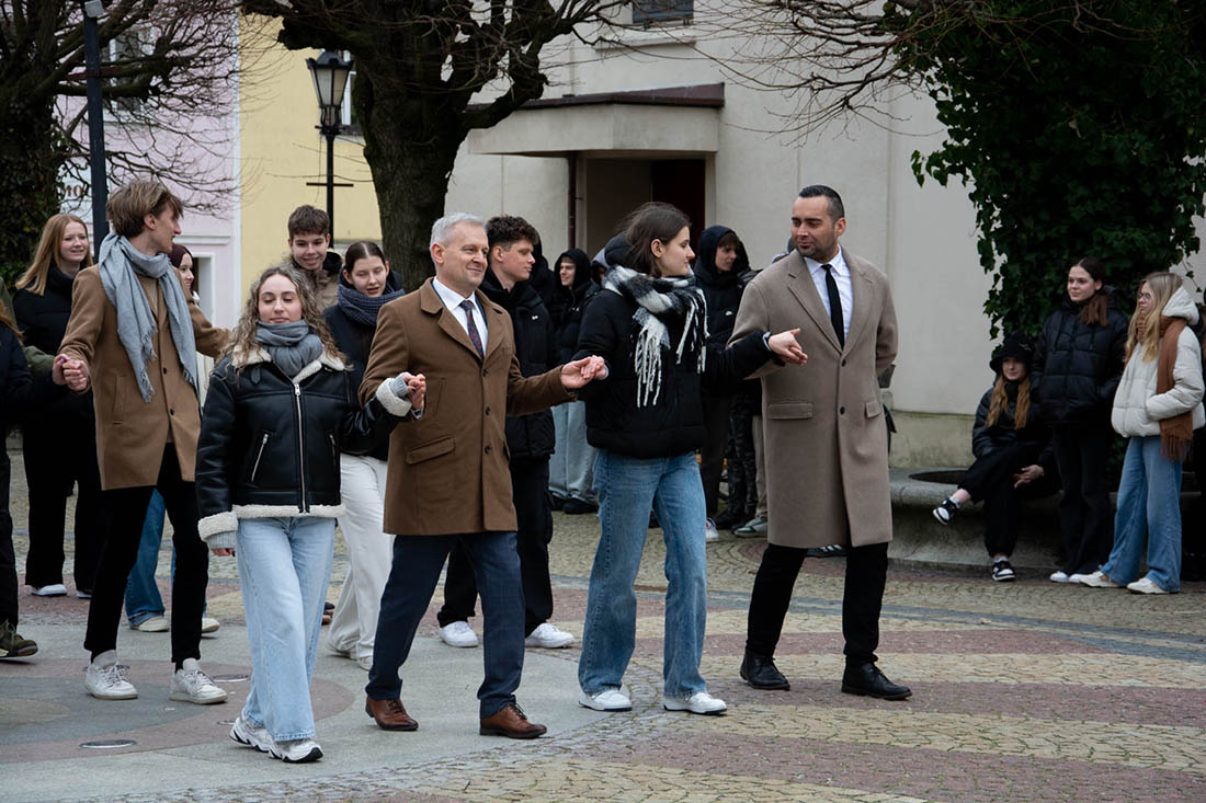 TANECZNY KOROWÓD