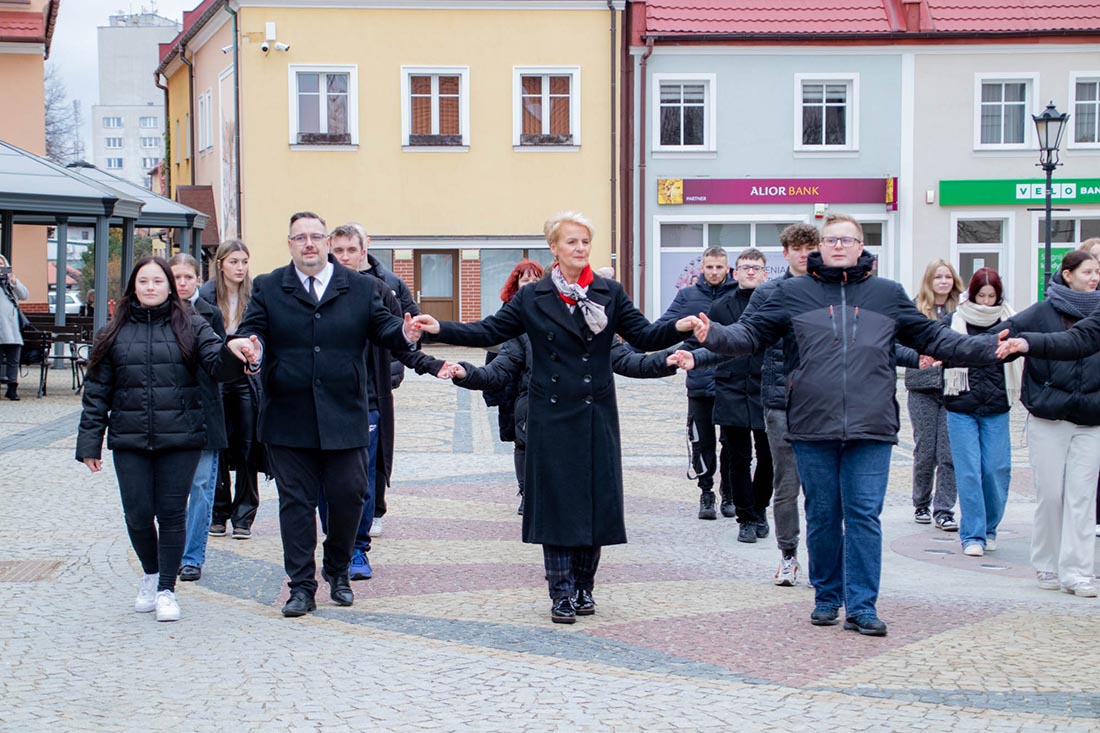 TANECZNY KOROWÓD